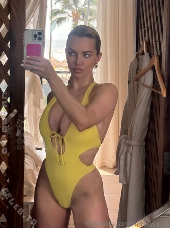 Lindsey Pelas