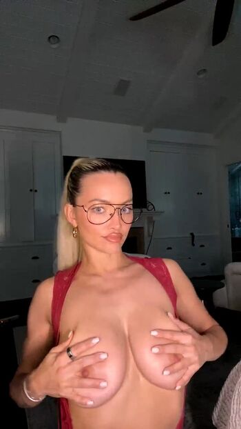 Lindsey Pelas